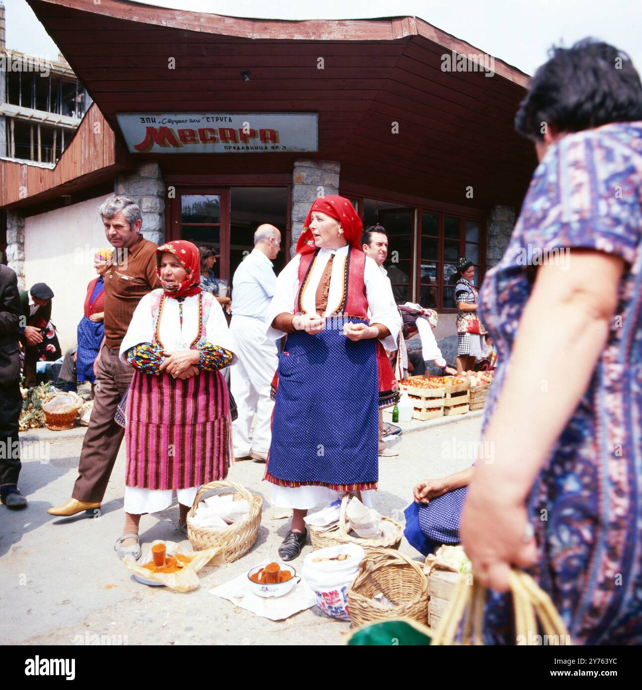 Zwei Frauen in mazedonischer Tracht auf dem Markt in Struga in der Region Mazedonien, Jugoslawien um 1981. Foto Stock