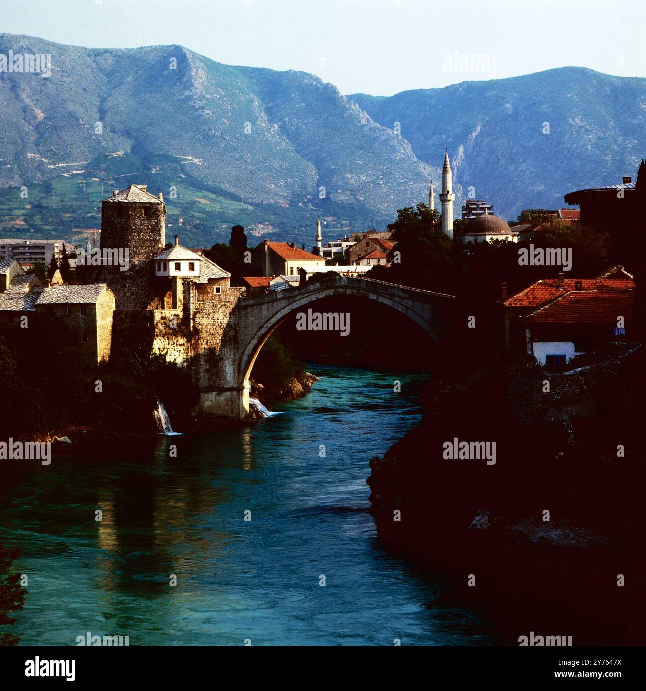 Stari Most, Brücke über die Neretva, Wahrzeichen der Stadt Mostar in Bosnien Herzogowina, Jugoslawien um 1981. Foto Stock