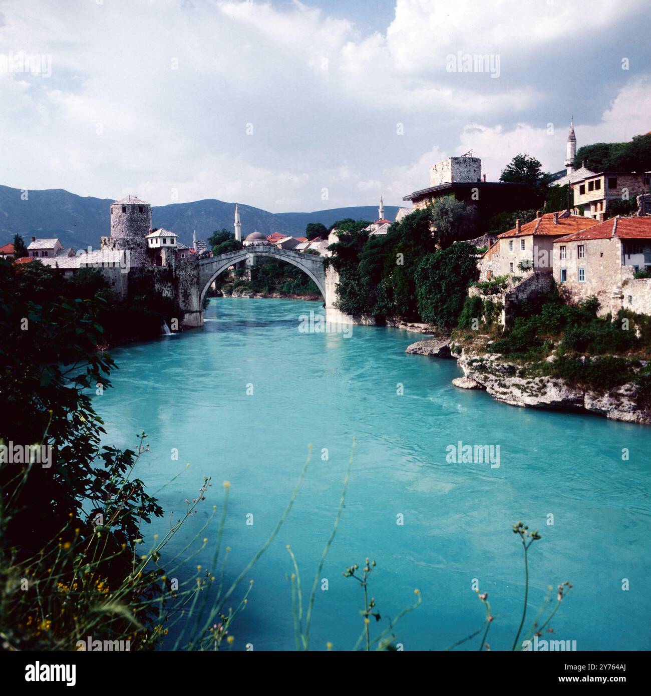 Stari Most, Brücke über die Neretva, Wahrzeichen der Stadt Mostar in Bosnien Herzogowina, Jugoslawien um 1981. Foto Stock