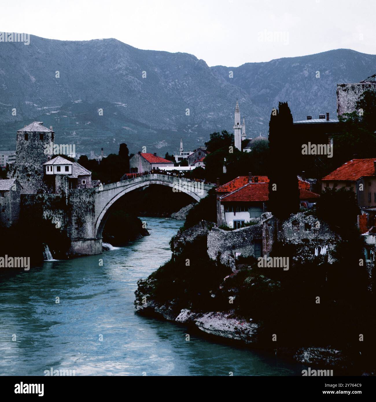 Stari Most, Brücke über die Neretva, Wahrzeichen der Stadt Mostar in Bosnien Herzogowina, Jugoslawien um 1981. Foto Stock