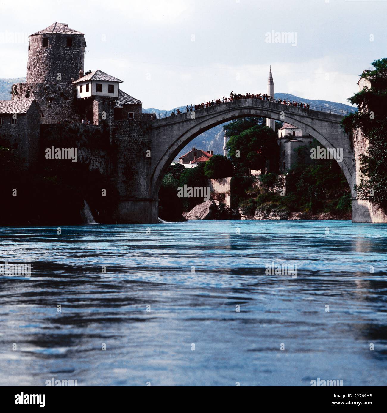 Stari Most, Brücke über die Neretva, Wahrzeichen der Stadt Mostar in Bosnien Herzogowina, Jugoslawien um 1981. Foto Stock