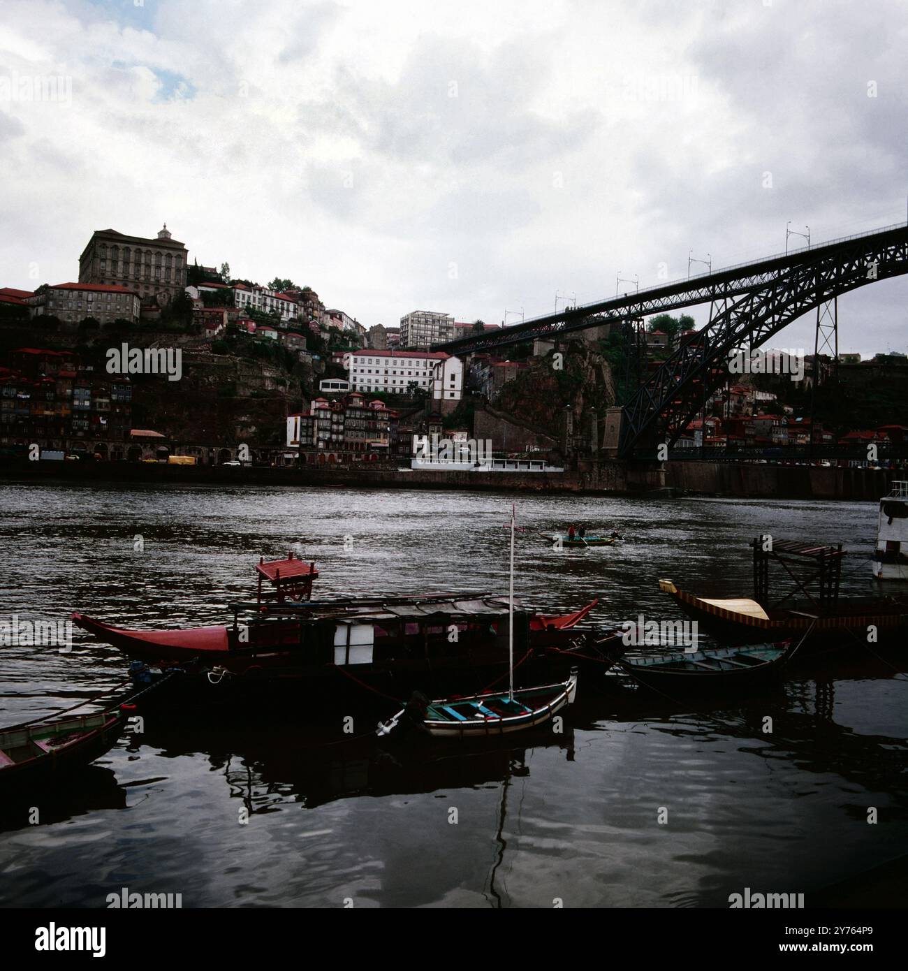 Blick über den Fluss Douro rechts mit der Brücke Ponte Dom Luis i in Die Altstadt von Porto in der Region Norte, Portogallo UM 1981. Foto Stock