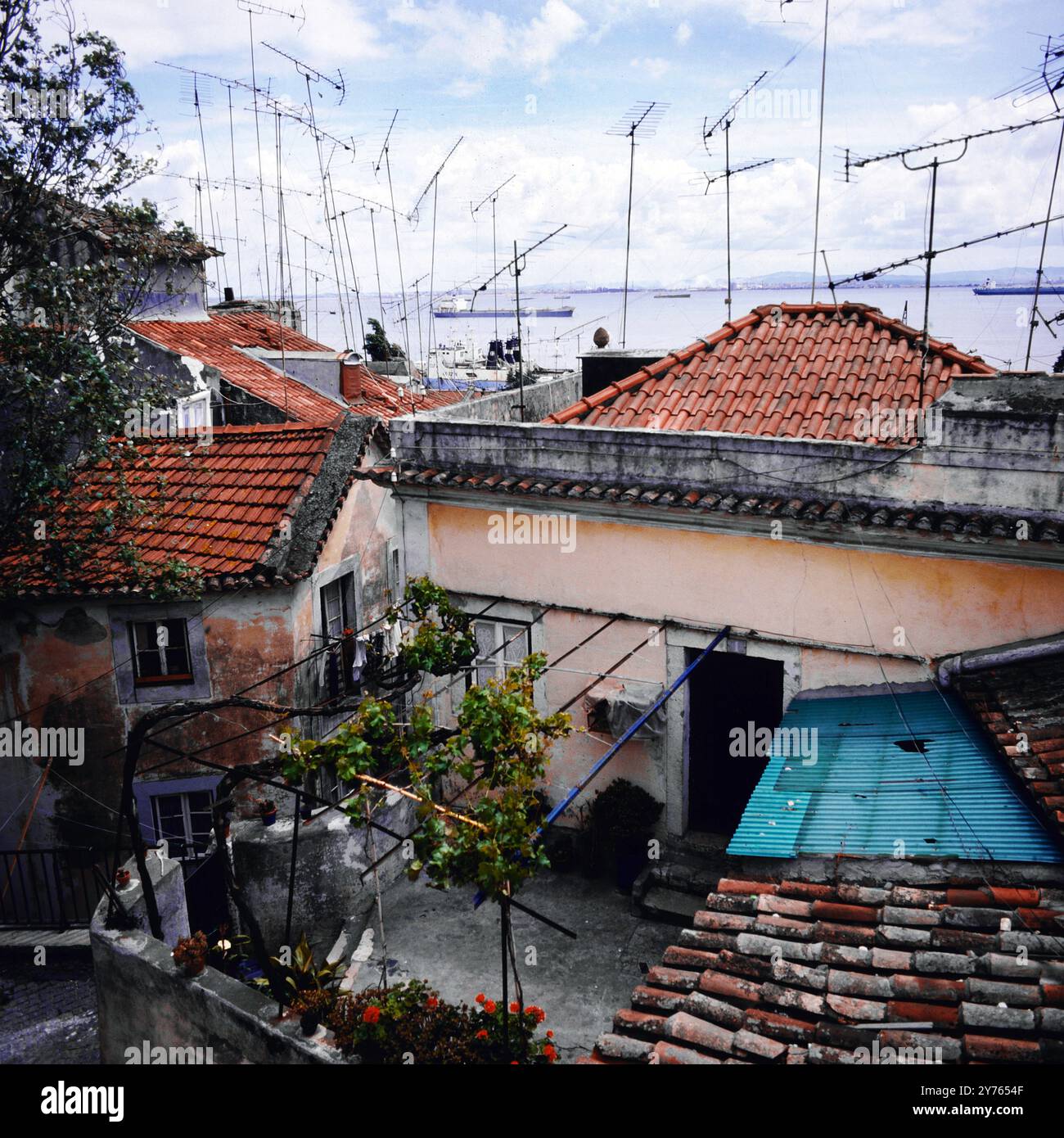 Ansicht einer Gasse in der Altstadt Alfama a Lissabon, Portogallo um 1981. Foto Stock