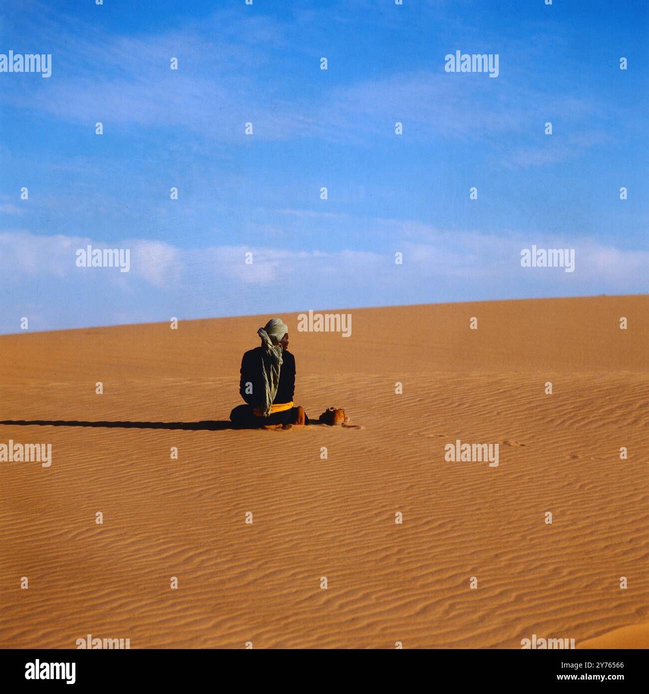 Ein Mann der Tuareg beim Gebet in der Sahara um 1984. Foto Stock