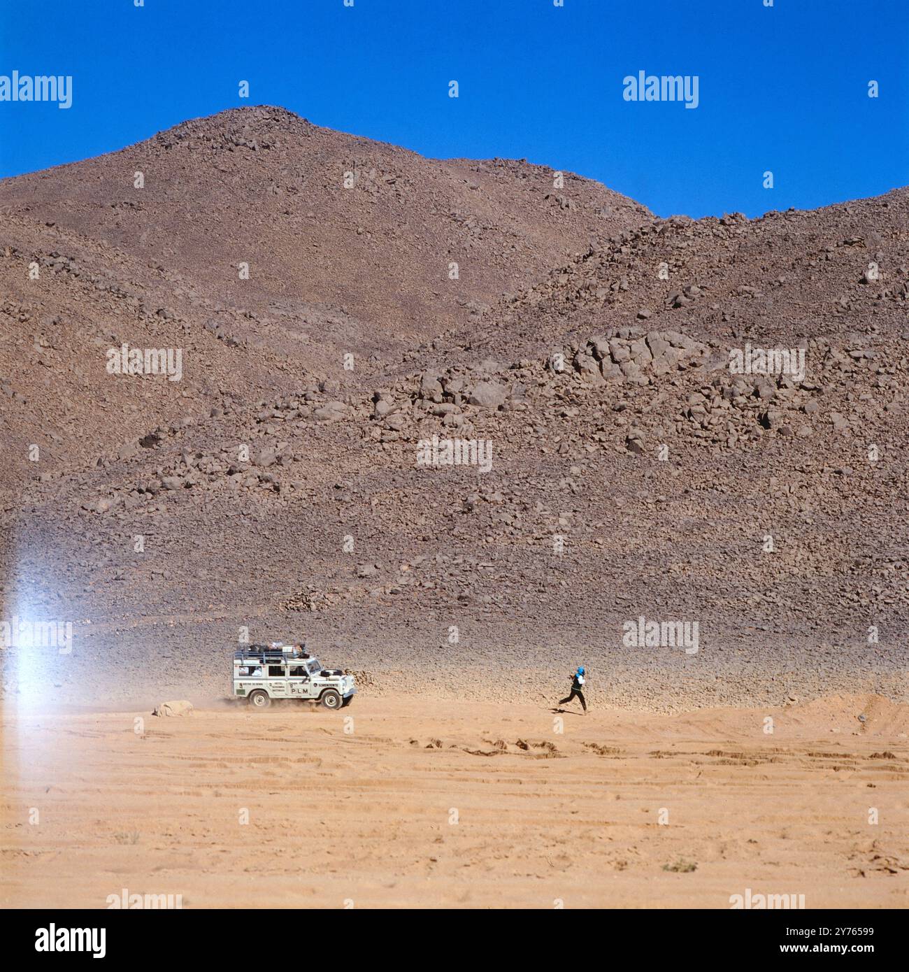 Wettrennen in der mittleren Sahara um 1984. Foto Stock