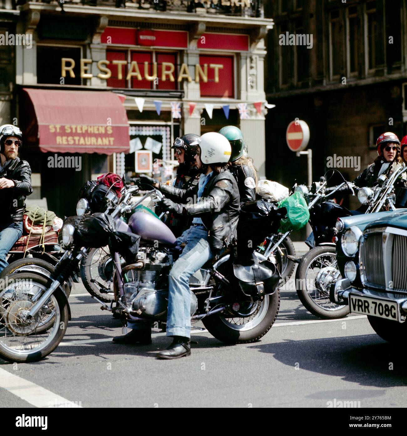 Biker vor dem St Stephen's Restaurant, Heute St Stephen's Tavern, gegenüber vom Big Ben, kurz hinter der Westminster Bridge a Londra, Inghilterra um 1986. Foto Stock