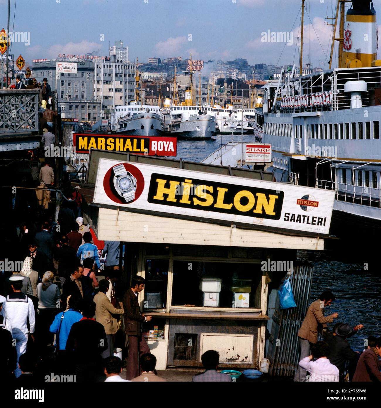 Fährhafen an der Galatha Brücke a Istanbul, Türkei um 1988. Foto Stock