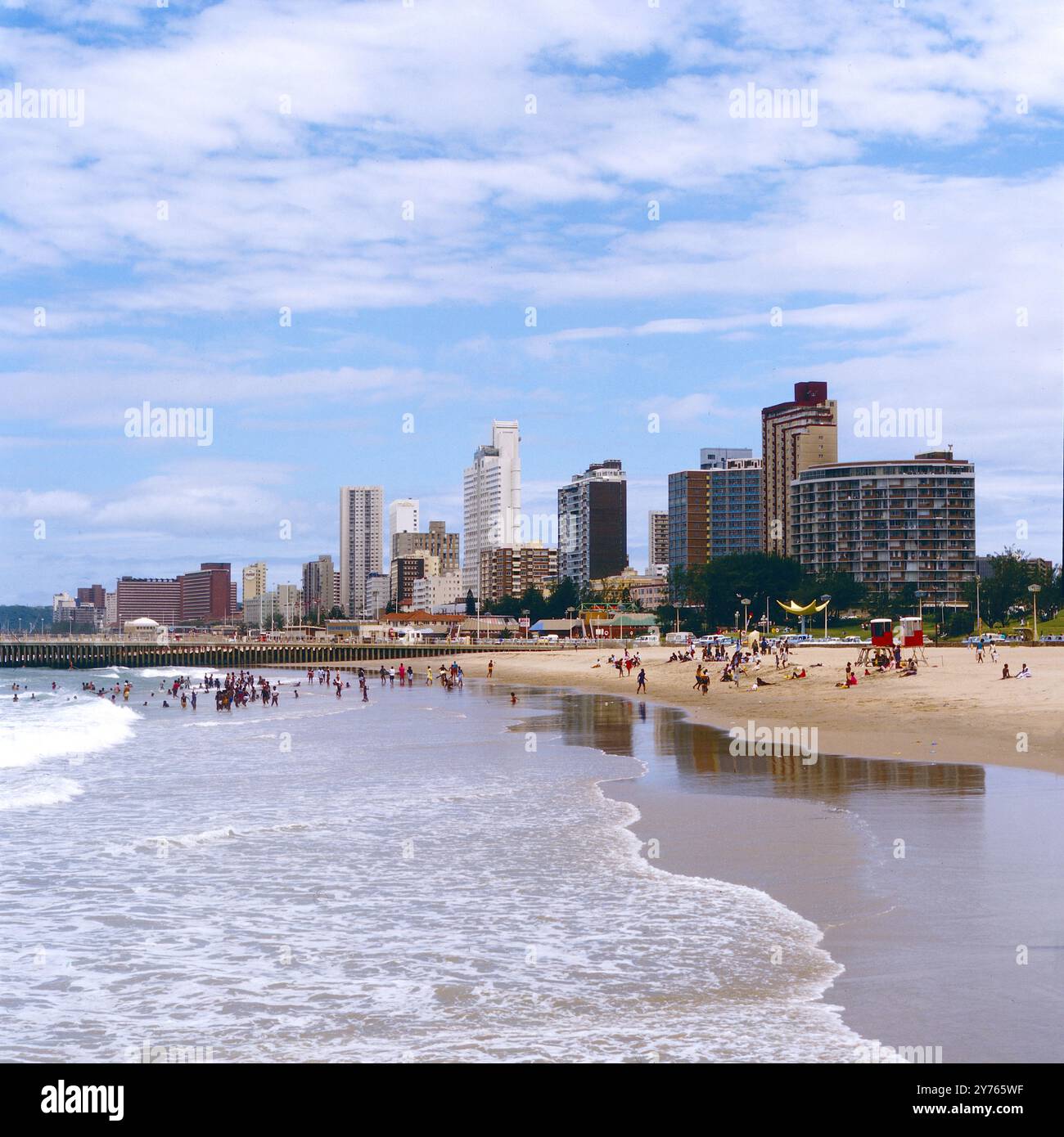 Blick auf die Skyline von Durban vom Strand aus, Südafrika um 1984. Foto Stock