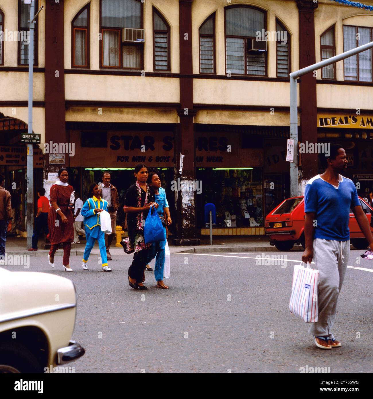 Personen überqueren die Grey Street im Stadtzentrum von Durban, Südafrika um 1984. Foto Stock