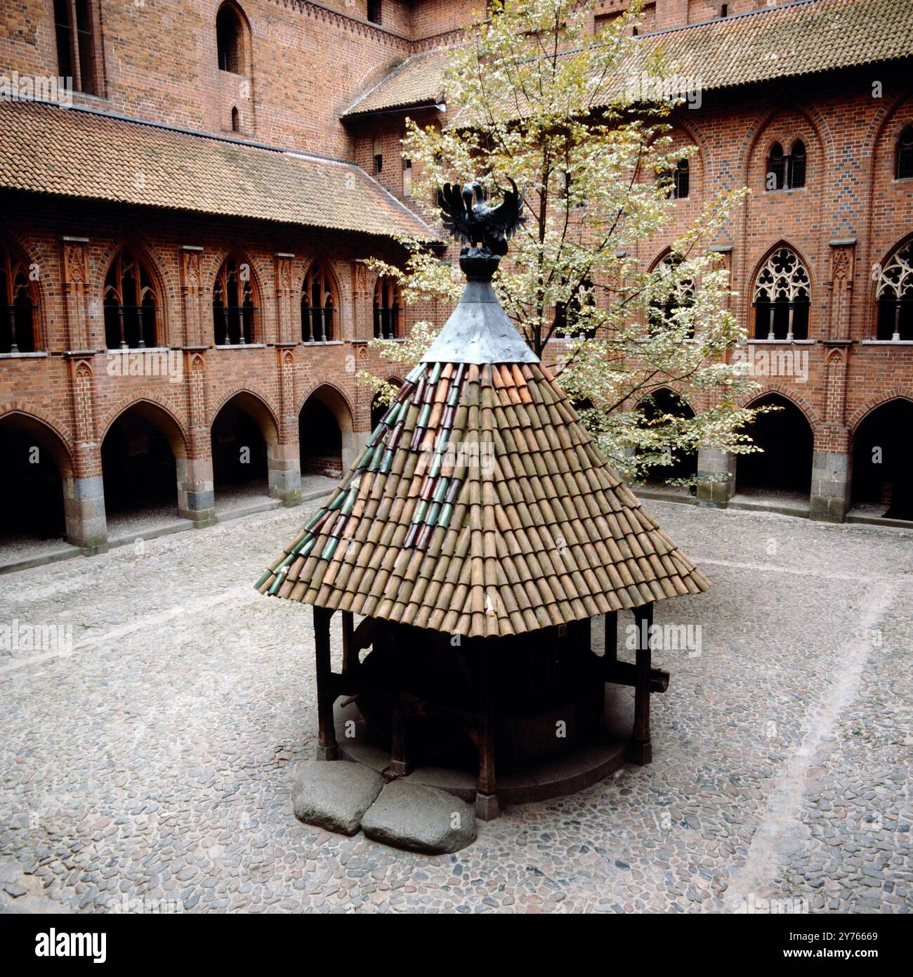 Der Burghof der Marienburg (Zamek Malbork) des deutschen Mittelalterordens zwischen 1309 bis 1454 in Malbork an der Nogat in der Woiwodschaft Pommern im Norden Polens, Polen um 1988. Foto Stock