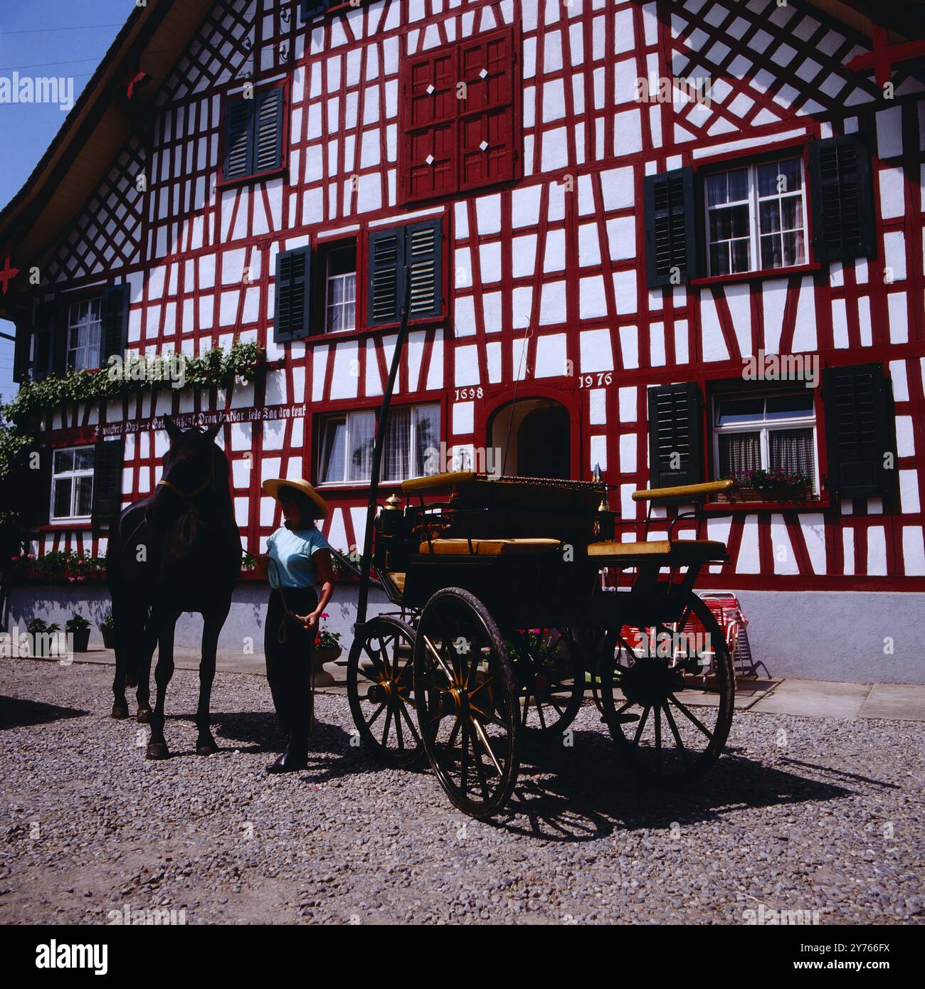 Pferdekutsche vor dem Gut Langgrent in Egnach, Schweiz um 1983. Foto Stock