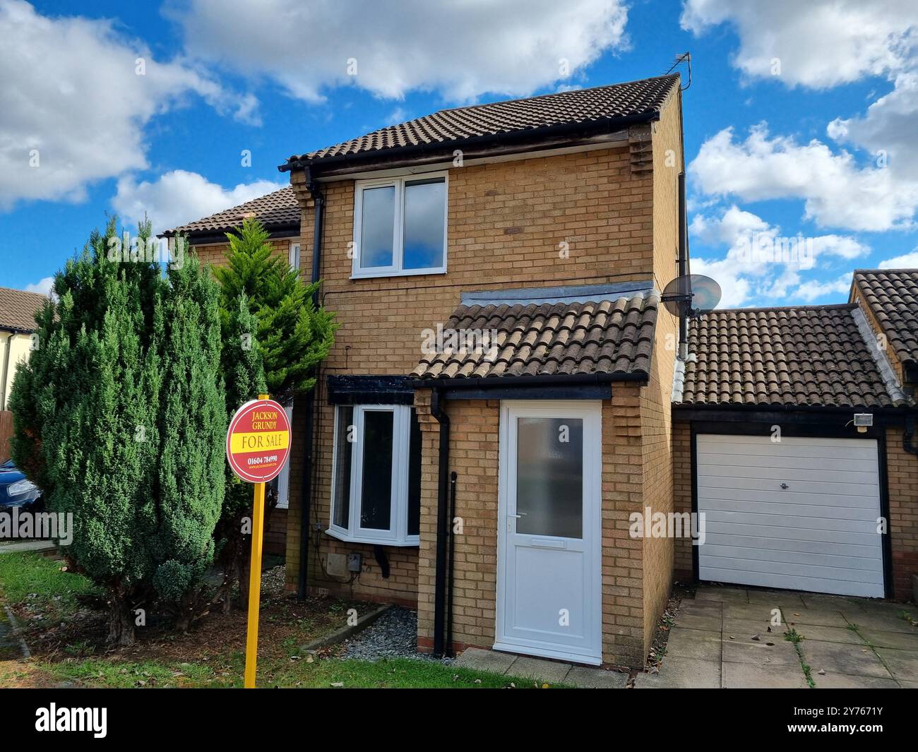 Casa con 2 camere da letto in vendita con l'agente immobiliare Jackson Grundy e Rightmove - Immagine stock catturata con smartphone