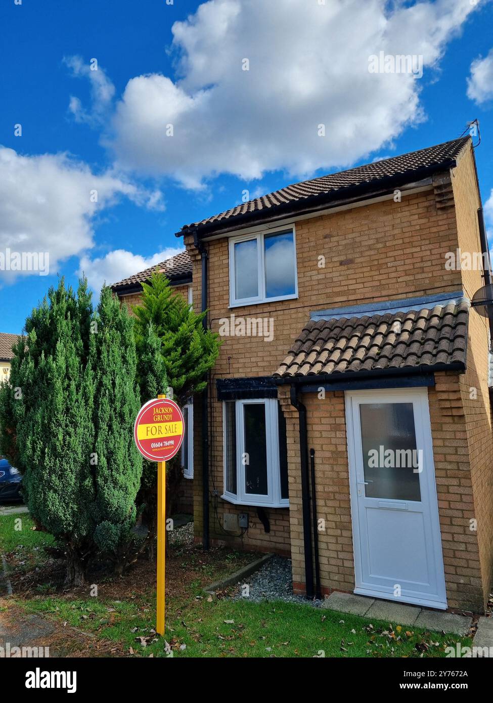 Casa con 2 camere da letto in vendita con l'agente immobiliare Jackson Grundy e Rightmove - Immagine stock catturata con smartphone
