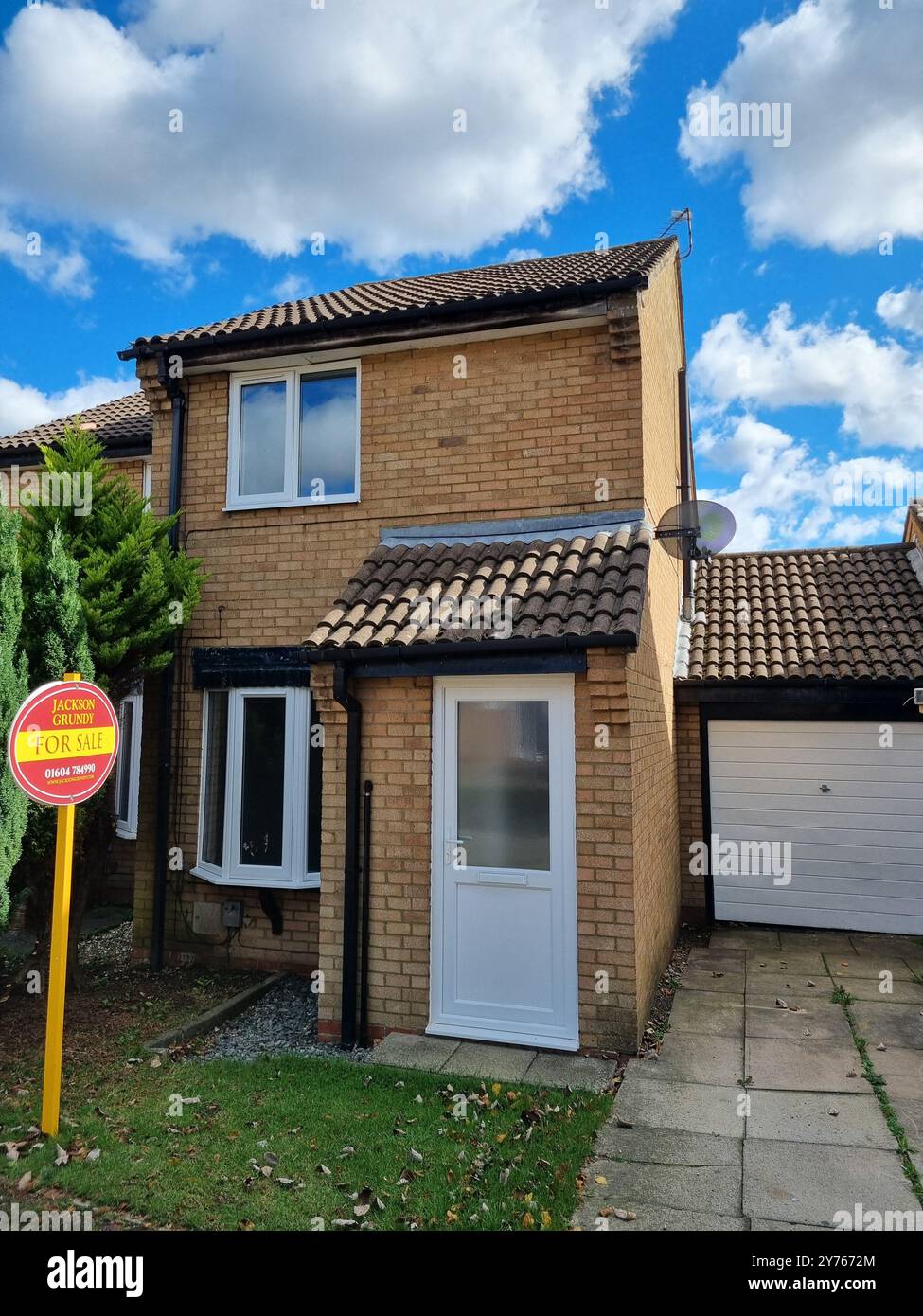 Casa con 2 camere da letto in vendita con l'agente immobiliare Jackson Grundy e Rightmove - Immagine stock catturata con smartphone
