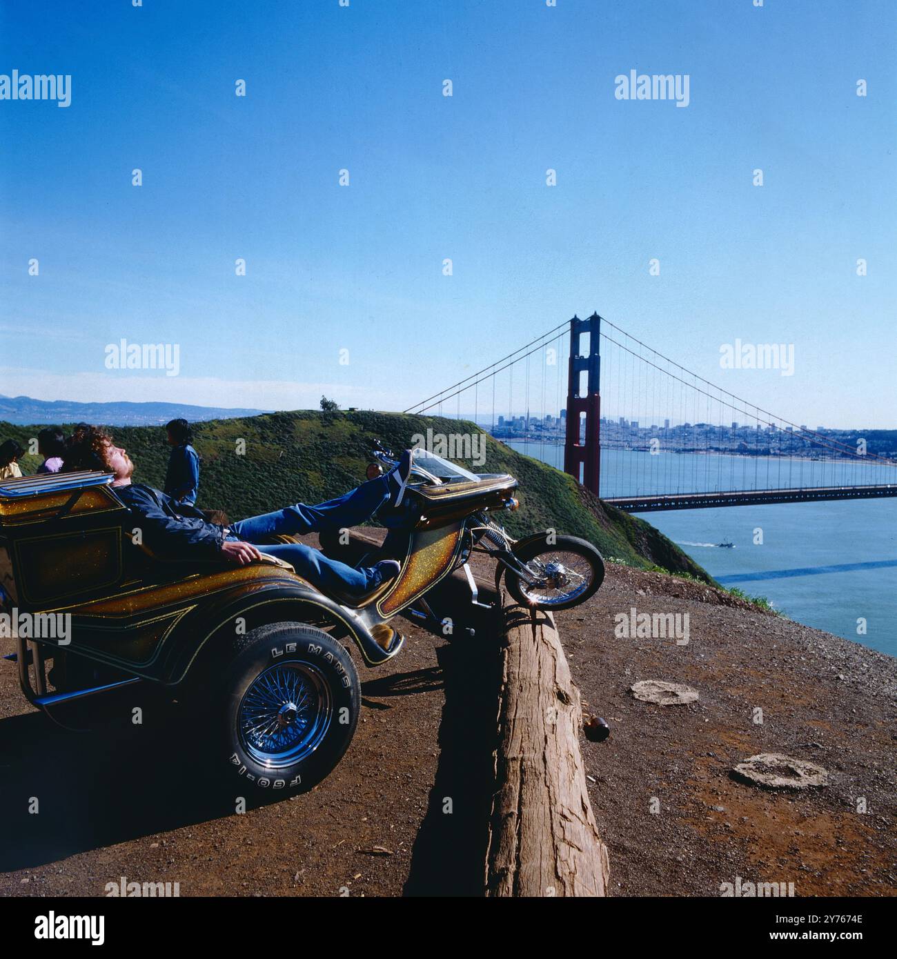 Der Fahrer eines Supercycle Stallion VW Trike genießt die Aussicht auf die Golden Gate Bridge, San Francisco, Kalifornien, USA UM 1987. Foto Stock