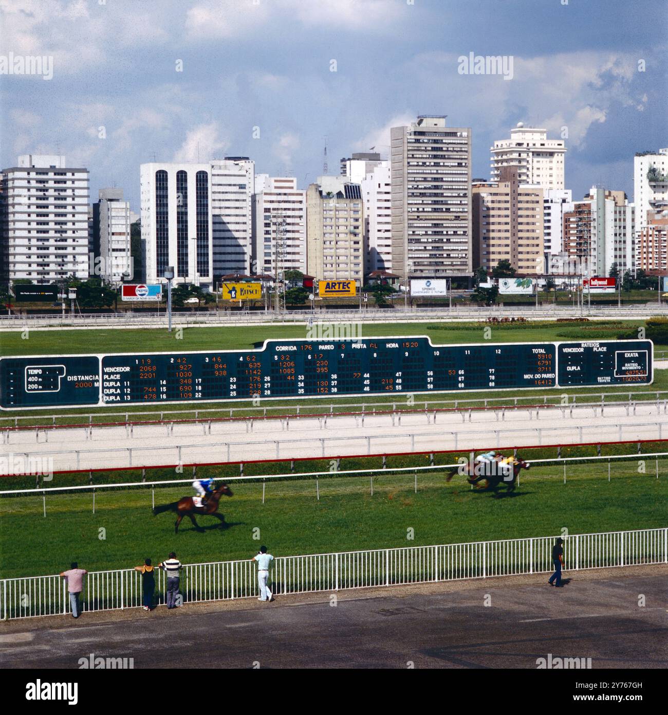 Pferderennen im Jockey Club de Sao Paolo (São Paulo), Brasilien um 1989. Foto Stock