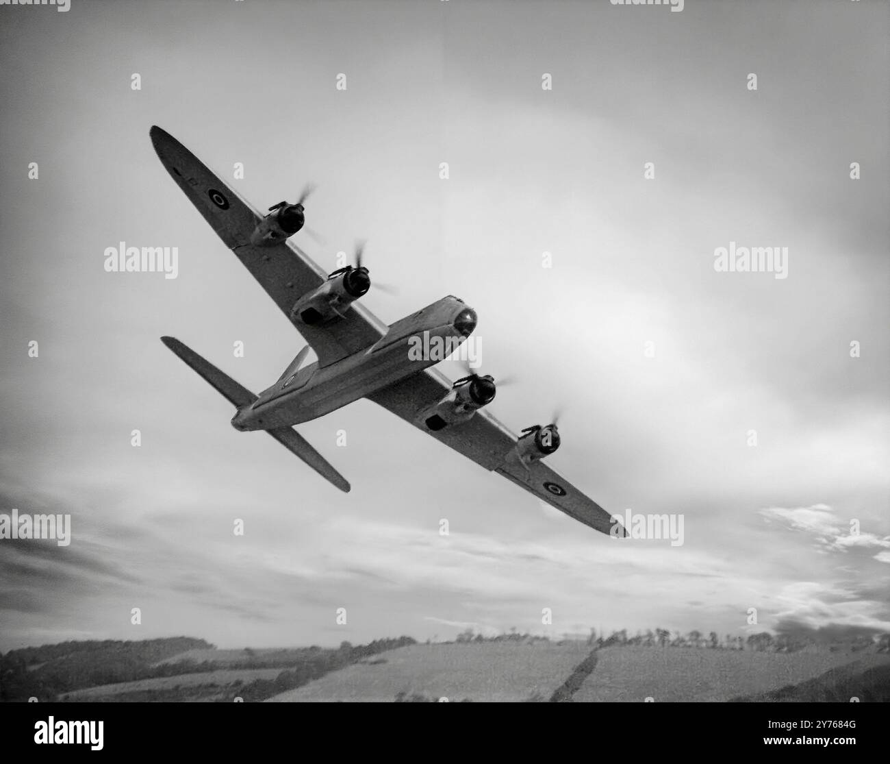 Lo Short Stirling ebbe la particolarità di essere il primo bombardiere quadrimotore ad essere introdotto in servizio con la Royal Air Force (RAF) durante la seconda guerra mondiale. Entrò in servizio in squadrone all'inizio del 1941 e fu elogiato dai piloti per la sua capacità di ribaltare i caccia notturni nemici e le sue caratteristiche di manovrabilità favorevoli, anche se il suo tetto di altitudine fu criticato. Fu retrocesso in seconda linea dalla fine del 1943, a causa della crescente disponibilità di bombardieri più capaci per i bombardamenti strategici della Germania. Foto Stock