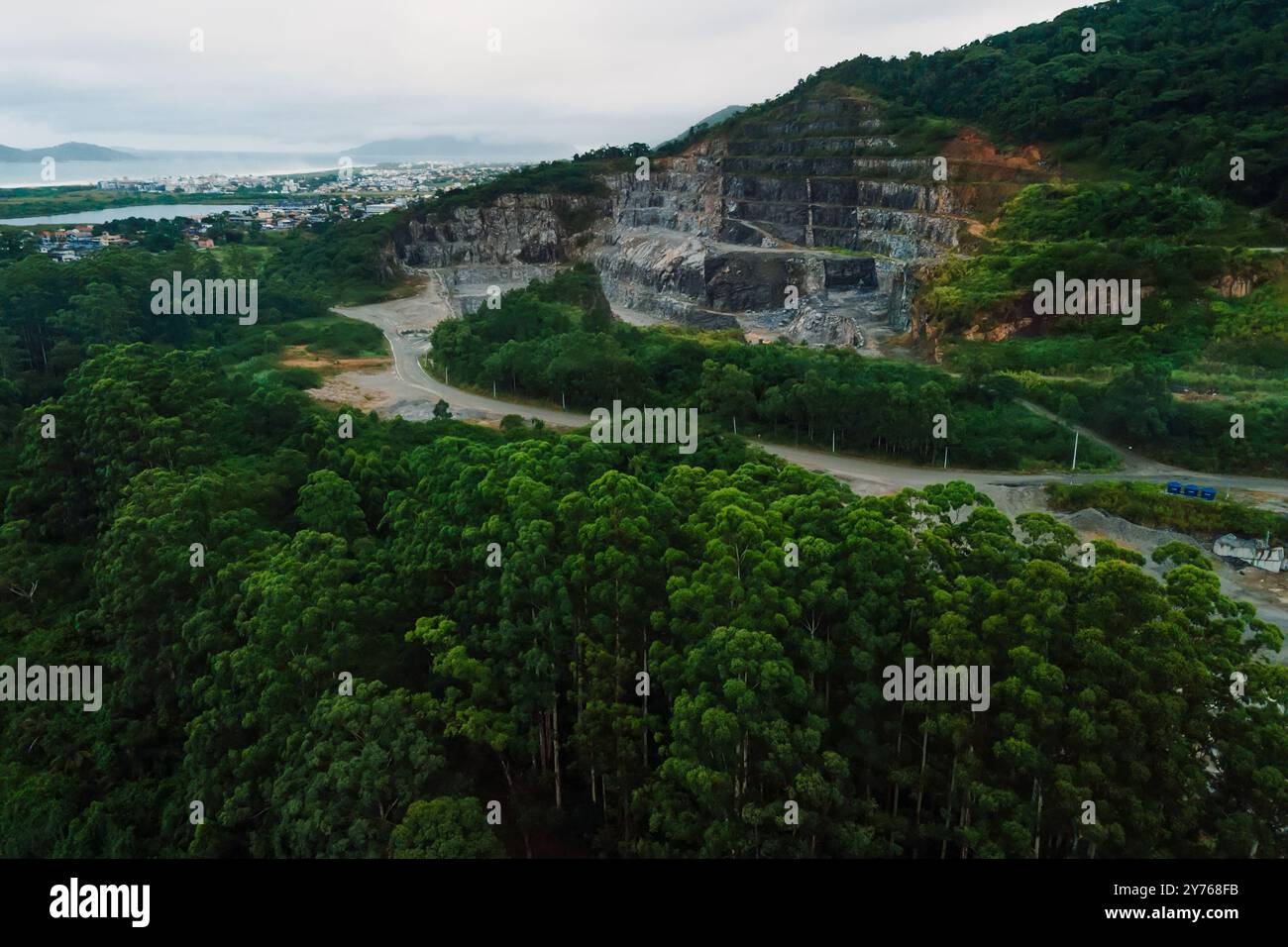 Cava di granito e montagna a Campeche, Florianopolis. Vista aerea Foto Stock