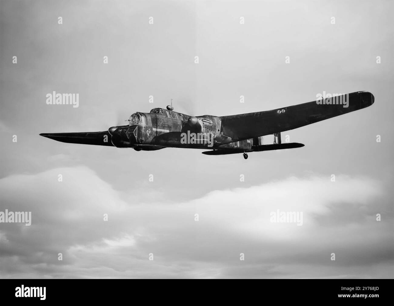 L'Armstrong Whitworth A.W.38 Whitley era un bombardiere medio britannico, uno dei tre tipi di bombardieri medi bimotore in prima linea che erano in servizio con la Royal Air Force (RAF) allo scoppio della seconda guerra mondiale. Insieme alla Vickers Wellington e alla Handley Page Hampden, la Whitley fu sviluppata durante la metà degli anni '1930 Dopo lo scoppio della guerra nel settembre 1939, il Whitley partecipò al primo bombardamento della RAF sul territorio tedesco e rimase parte integrante dell'offensiva dei bombardieri britannici, fino a quando non fu sostituito come bombardiere da più grandi bombardieri pesanti a quattro motori Foto Stock