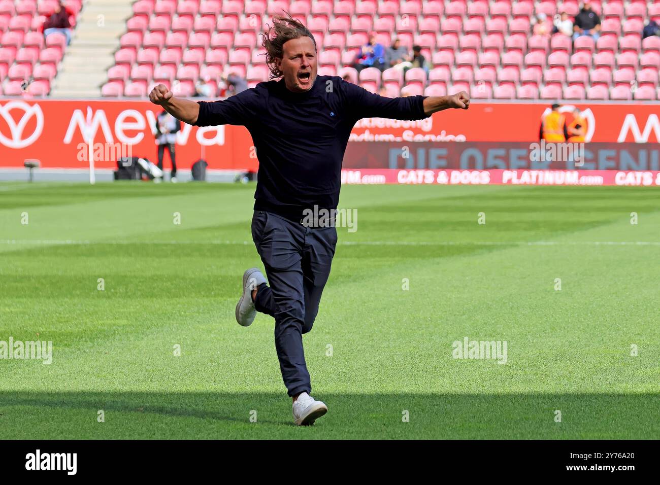 Mainz, Germania. 28 settembre 2024. Mainz, Deutschland 28. 1 settembre 2024. BL - 2024/2025 - FSV Mainz 05 vs. 1. FC Heidenheim Im Bild: Allenatore Bo Henriksen (Mainz) stimmt die eigenen fans bereits eine Stunde vor Spielbeginn auf das match ein. // le normative DFL vietano qualsiasi uso di fotografie come sequenze di immagini e/o quasi-video // credito: dpa/Alamy Live News Foto Stock