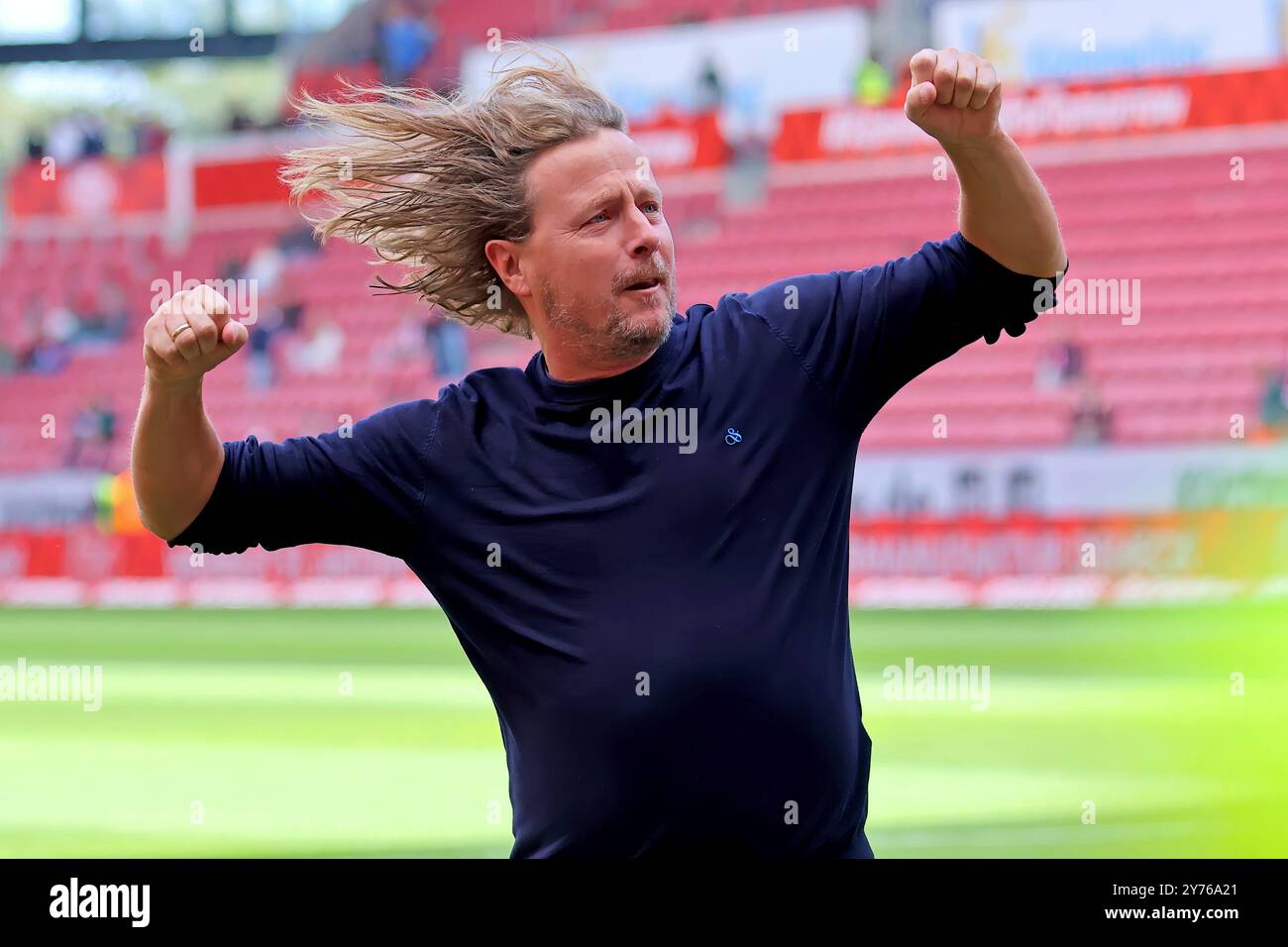 Mainz, Germania. 28 settembre 2024. Mainz, Deutschland 28. 1 settembre 2024. BL - 2024/2025 - FSV Mainz 05 vs. 1. FC Heidenheim Im Bild: Allenatore Bo Henriksen (Mainz) stimmt die eigenen fans bereits eine Stunde vor Spielbeginn auf das match ein. // le normative DFL vietano qualsiasi uso di fotografie come sequenze di immagini e/o quasi-video // credito: dpa/Alamy Live News Foto Stock