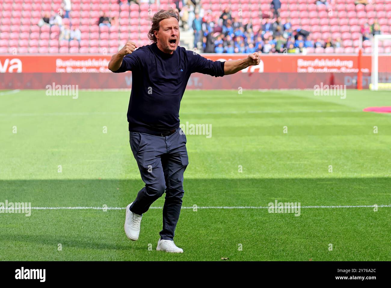 Mainz, Germania. 28 settembre 2024. Mainz, Deutschland 28. 1 settembre 2024. BL - 2024/2025 - FSV Mainz 05 vs. 1. FC Heidenheim Im Bild: Allenatore Bo Henriksen (Mainz) stimmt die eigenen fans bereits eine Stunde vor Spielbeginn auf das match ein. // le normative DFL vietano qualsiasi uso di fotografie come sequenze di immagini e/o quasi-video // credito: dpa/Alamy Live News Foto Stock