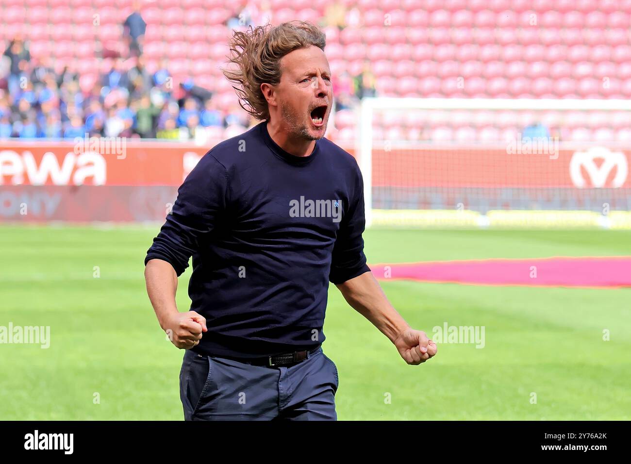 Mainz, Germania. 28 settembre 2024. Mainz, Deutschland 28. 1 settembre 2024. BL - 2024/2025 - FSV Mainz 05 vs. 1. FC Heidenheim Im Bild: Allenatore Bo Henriksen (Mainz) stimmt die eigenen fans bereits eine Stunde vor Spielbeginn auf das match ein. // le normative DFL vietano qualsiasi uso di fotografie come sequenze di immagini e/o quasi-video // credito: dpa/Alamy Live News Foto Stock