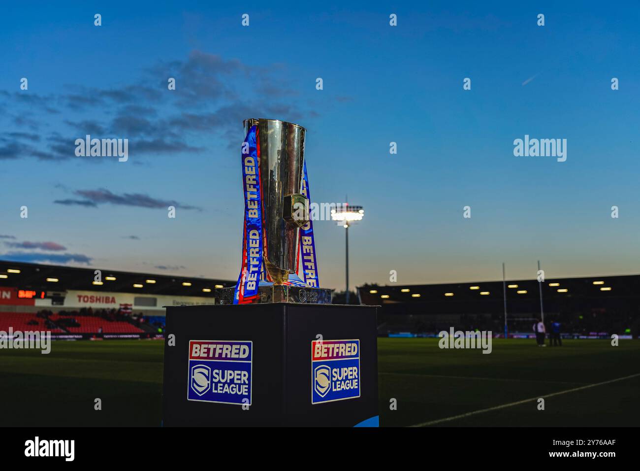 Salford, Regno Unito. 27 settembre 2024. Super League Rugby Playoffs 2024: Salford Red Devils vs Leigh Leopards al Salford Community Stadium. Il trofeo Betfred Super League in mostra prima della partita di playoff tra Salford Red Devils e Leigh Leopards. Credito James Giblin/Alamy Live News. Foto Stock