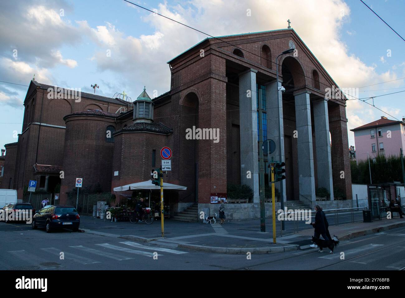 Milano, Italia. 28 settembre 2024. Le strade di Milano via Neera e Chiesa di Santa Maria Annunciata in Chiesa RossaMilano - Italia - Cronaca - sabato, 28 settembre, 2024 (foto di Marco Ottico/Lapresse) le strade di Milano via Neera e Chiesa di Santa Maria Annunciata in Chiesa Rossa Milano, Italia - News - sabato, 28 settembre, 2024 (foto di Marco Ottico/Lapresse) credito: LaPresse/Alamy Live News Foto Stock