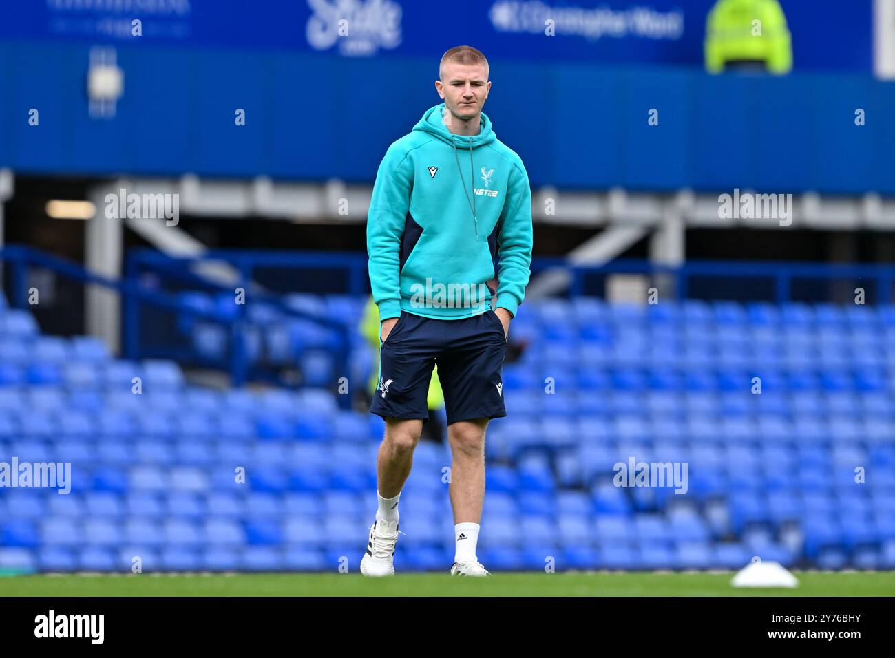 Liverpool, Regno Unito. 28 settembre 2024. Adam Wharton di Crystal Palace ispeziona il campo in vista della partita di Premier League Everton vs Crystal Palace a Goodison Park, Liverpool, Regno Unito, 28 settembre 2024 (foto di Cody Froggatt/News Images) a Liverpool, Regno Unito, il 28/9/2024. (Foto di Cody Froggatt/News Images/Sipa USA) credito: SIPA USA/Alamy Live News Foto Stock