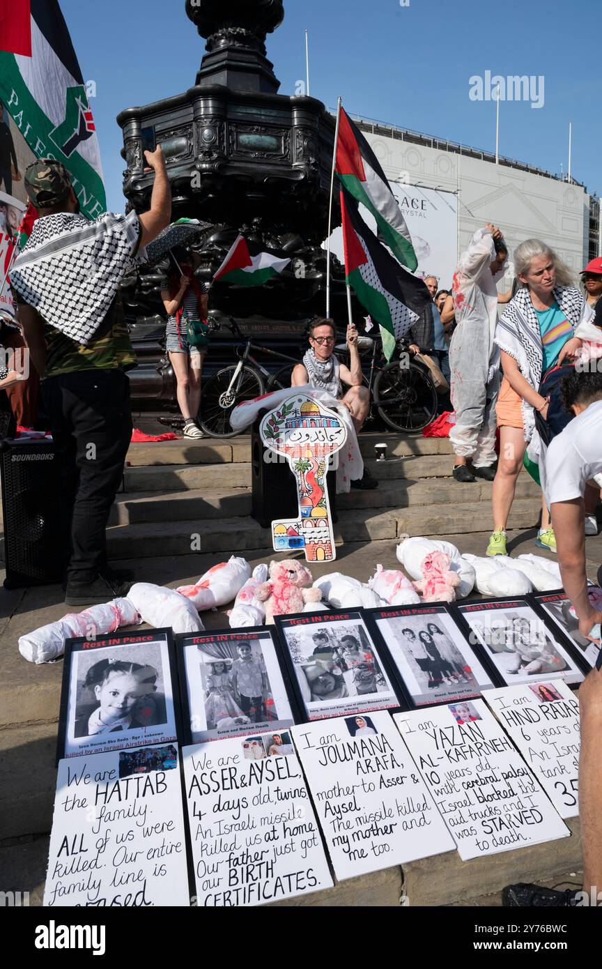 Londra, Piccadilly Circus. Protesta contro la guerra a Gaza, a sostegno della Palestina, chiedendo un cessate il fuoco e la fine dei bombardamenti . Foto Stock