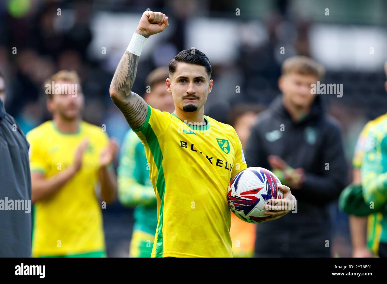 Borja Sainz di Norwich City festeggia con il pallone dopo aver segnato una tripletta dopo il fischio finale nel match del Campionato Sky Bet a Pride Park, Derby. Data foto: Sabato 28 settembre 2024. Foto Stock