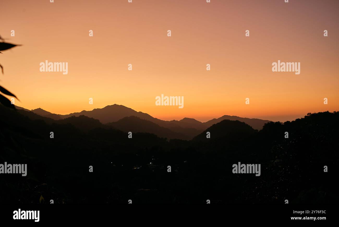 Vista del paesaggio al tramonto da Minca, montagne della Sierra nevada Foto Stock