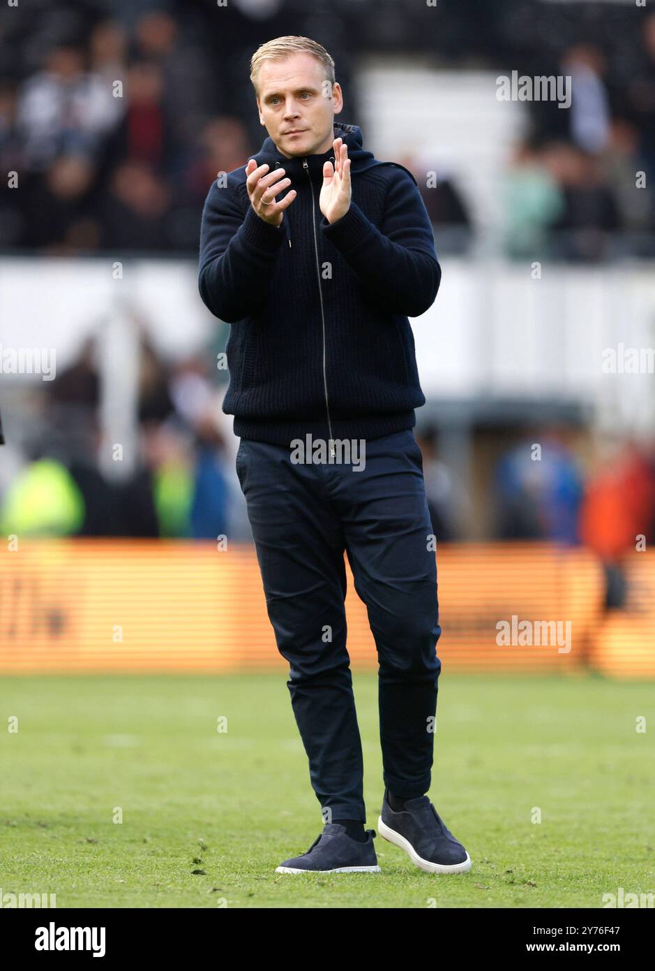 Il manager del Norwich City Johannes Hoff Thorup applaude i tifosi dopo il fischio finale del match per il titolo Sky Bet a Pride Park, Derby. Data foto: Sabato 28 settembre 2024. Foto Stock