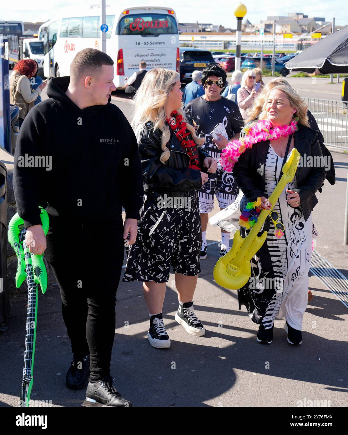 ,UK, 28 settembre 2024 i fan che arrivano al Porthcawl Elvis Festival a Porthcawl Regno Unito il 28 2024 settembre Graham Glendinning / Alamy Live News Foto Stock