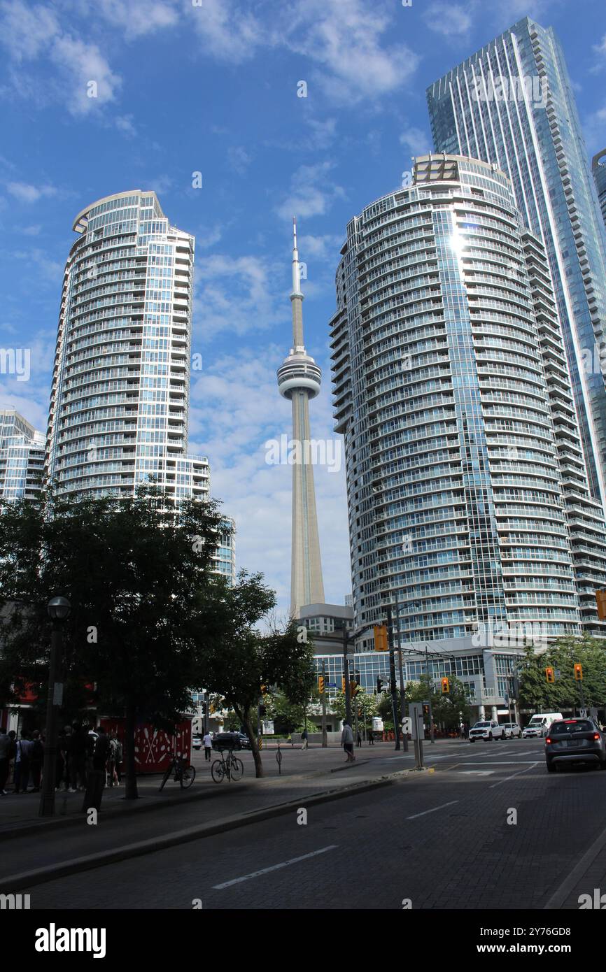 Vista della CN Tower dalla Harbour Square di Toronto. Foto Stock