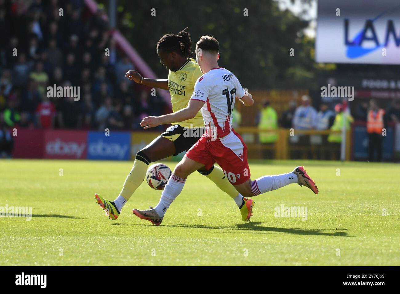 Stevenage, Inghilterra. 28 settembre 2024. Karoy Anderson e Dan Kemp durante la partita Sky Bet EFL League One tra Stevenage FC e Charlton Athletic al Lamex Stadium di Stevenage. Kyle Andrews/Alamy Live News Foto Stock