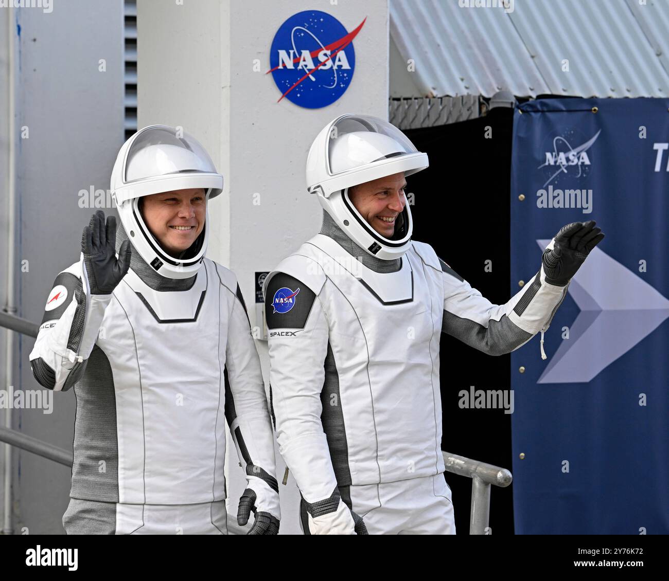 L'astronauta della NASA Nick Hague (r) e il cosmonauta Roscosmos Aleksandr Gorbunov usciranno dall'Operations and Checkout Building al Kennedy Space Center, Florida, sabato 28 settembre 2024. L'Aia e Gorbunov si lanceranno alla stazione spaziale Internazionale. Foto di Joe Marino/UPI credito: UPI/Alamy Live News Foto Stock