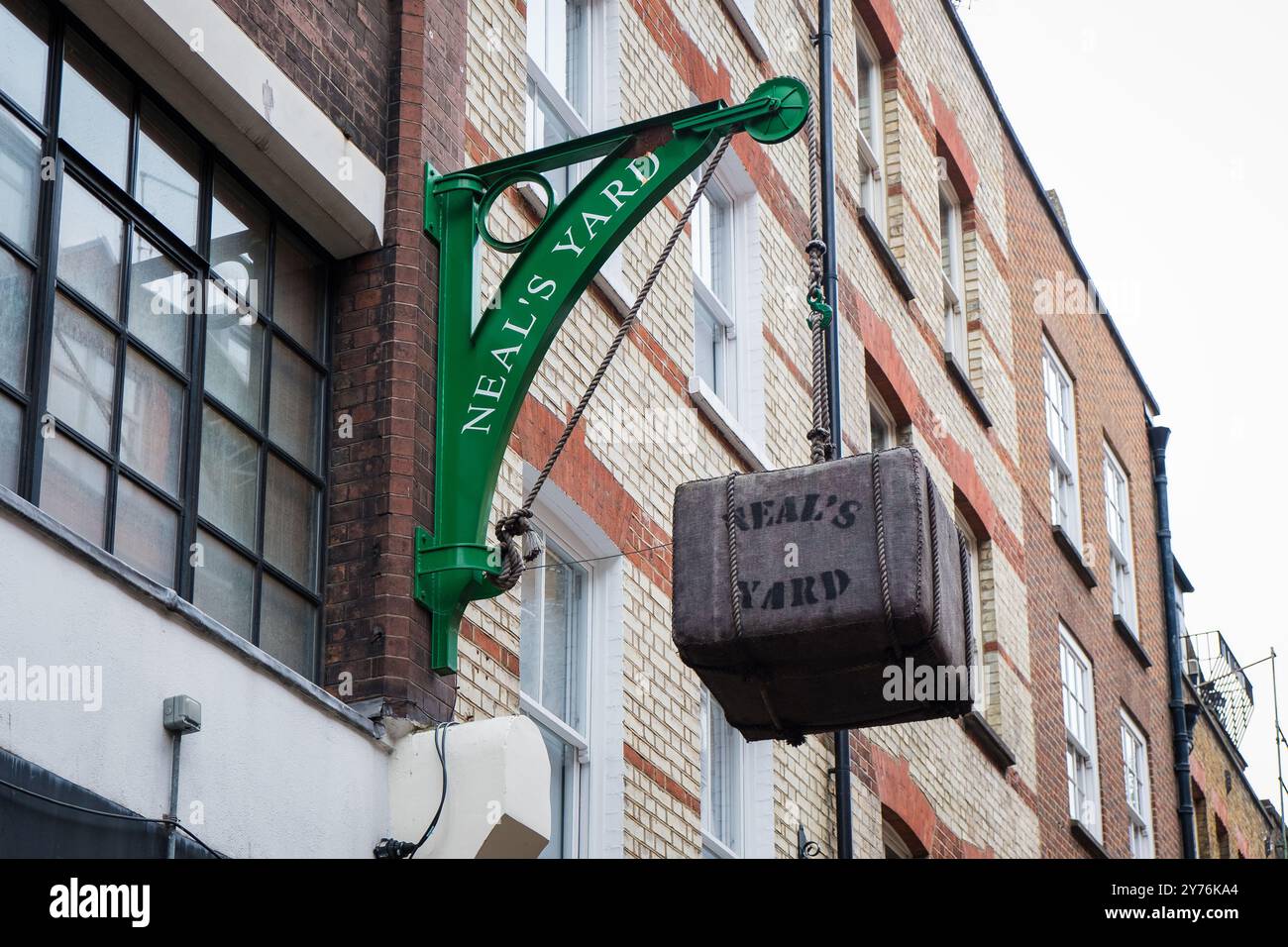 Londra, Regno Unito - 25 luglio 2024: Cortile Colurful Neals Yard. Neal's Yard è un piccolo vicolo nel Covent Garden di Londra. Popolare località turistica. Foto Stock