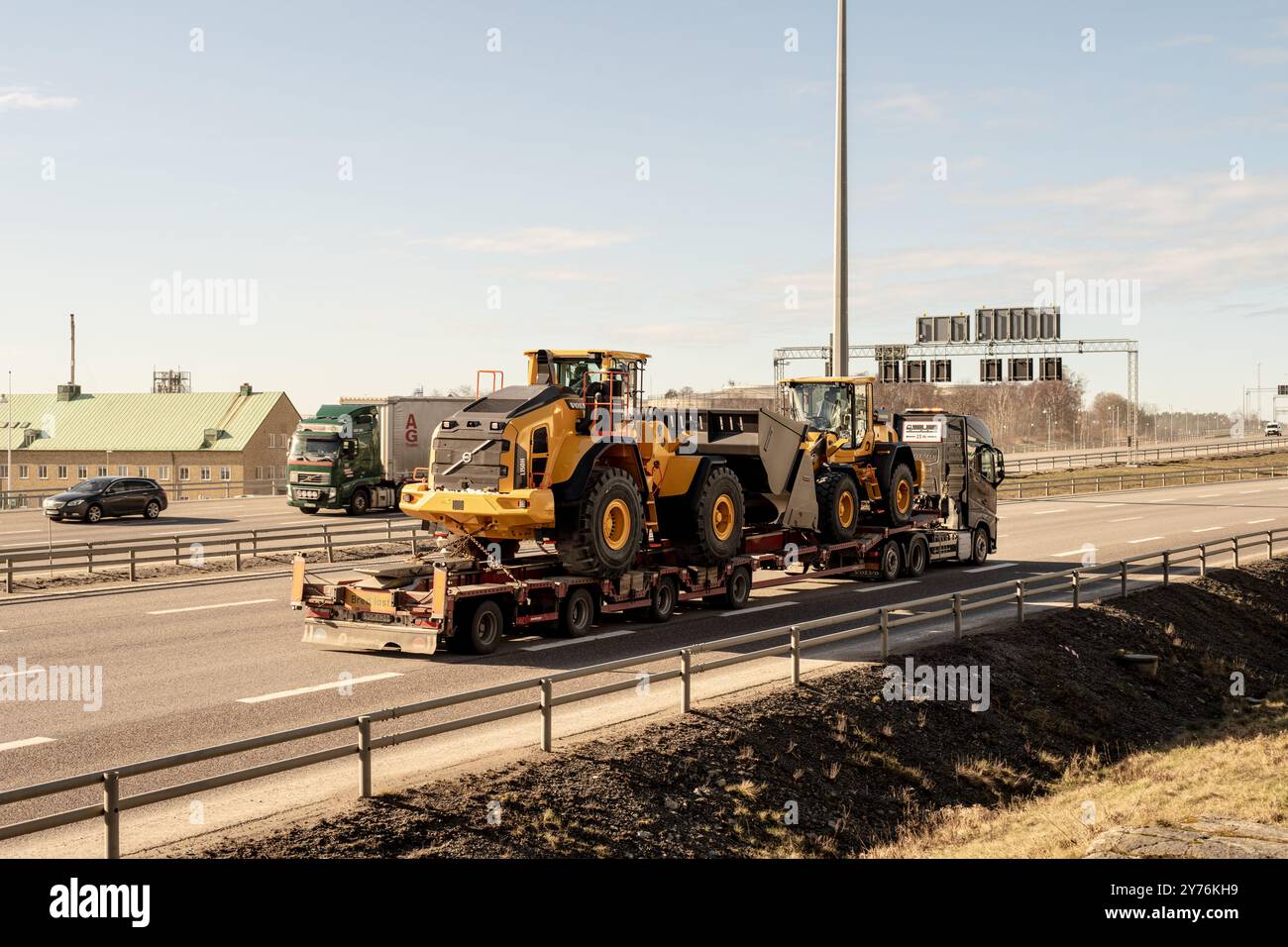 Gothenburg, Svezia - febbraio 27 2023: Pale gommate Volvo trasportate su un rimorchio Foto Stock