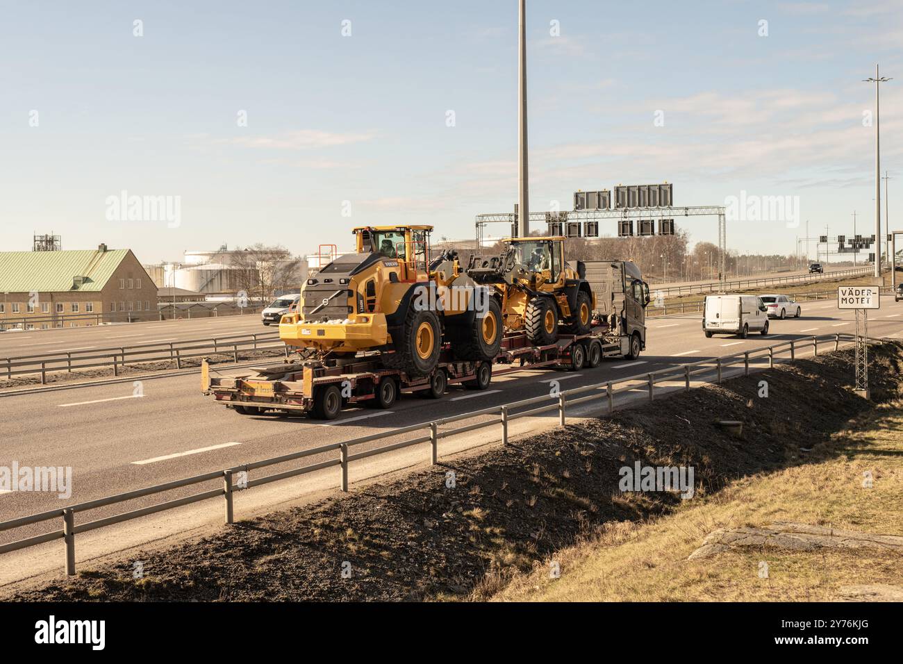 Gothenburg, Svezia - febbraio 27 2023: Pale gommate Volvo trasportate su un rimorchio Foto Stock