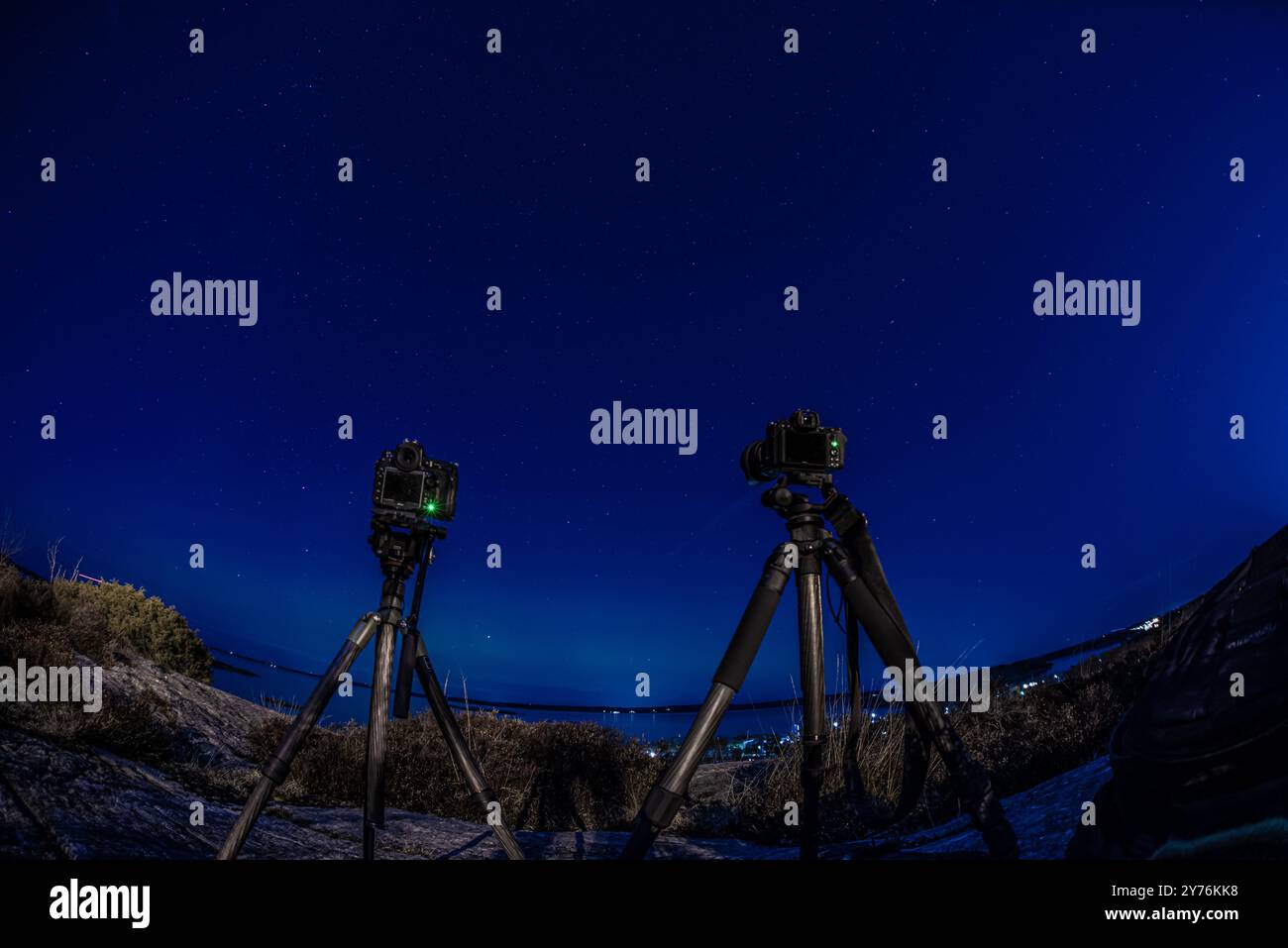 Goteborg, Svezia - febbraio 27 2023: Due telecamere su treppiedi che catturano immagini di stelle di notte Foto Stock