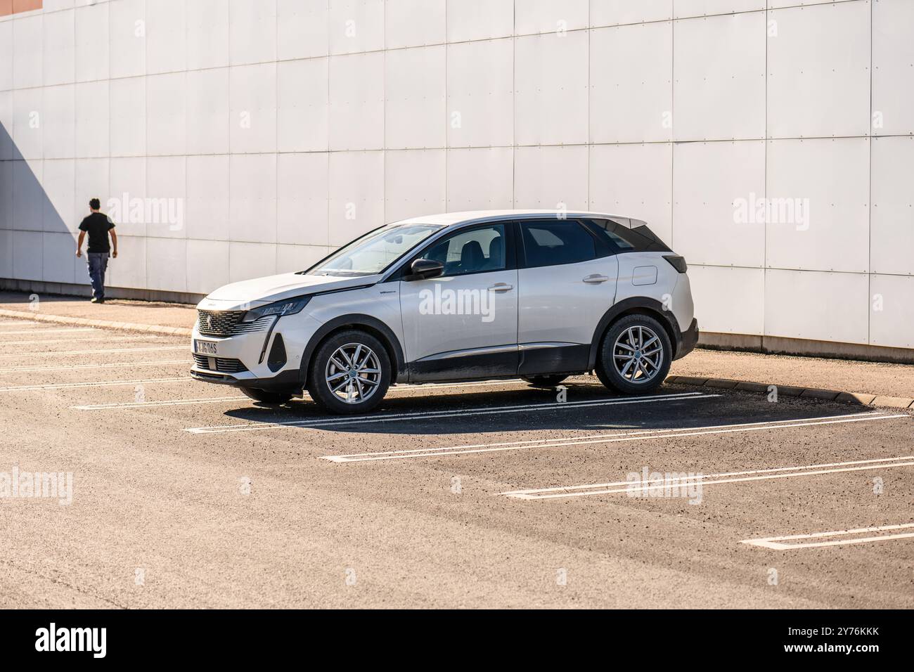 Gothenburg, Svezia - 02 marzo 2023: SUV ibrido Peugeot 3008 bianco 2022 in un parcheggio Foto Stock