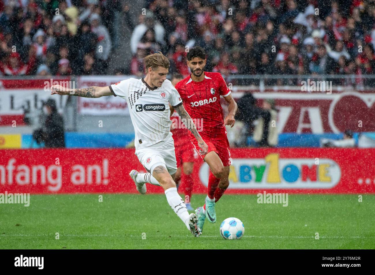 Eric Smith (FC St. Pauli, #08) im Zweikampf mit Eren Sami Dinkci (SC Freiburg, #18), GER, SC Freiburg (SCF) vs FC St. Pauli (FCSP), Fussball Bundesliga, 5. Spieltag, Saison 2024/2025, 28.09.2024 normative DFB/DFL vietano qualsiasi uso di fotografie come sequenze di immagini e/o quasi-video foto: Eibner-Pressefoto/Michael Memmler Foto Stock