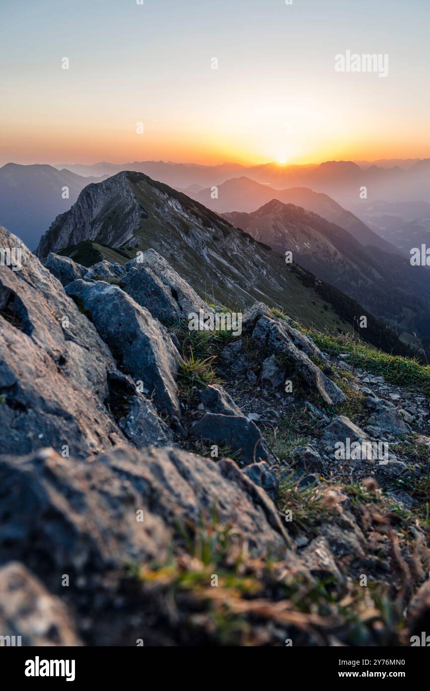 Alba sui monti Kaiser sulla cima del monte Hinteres Sonnwendjoch, Tirolo, Austria Foto Stock