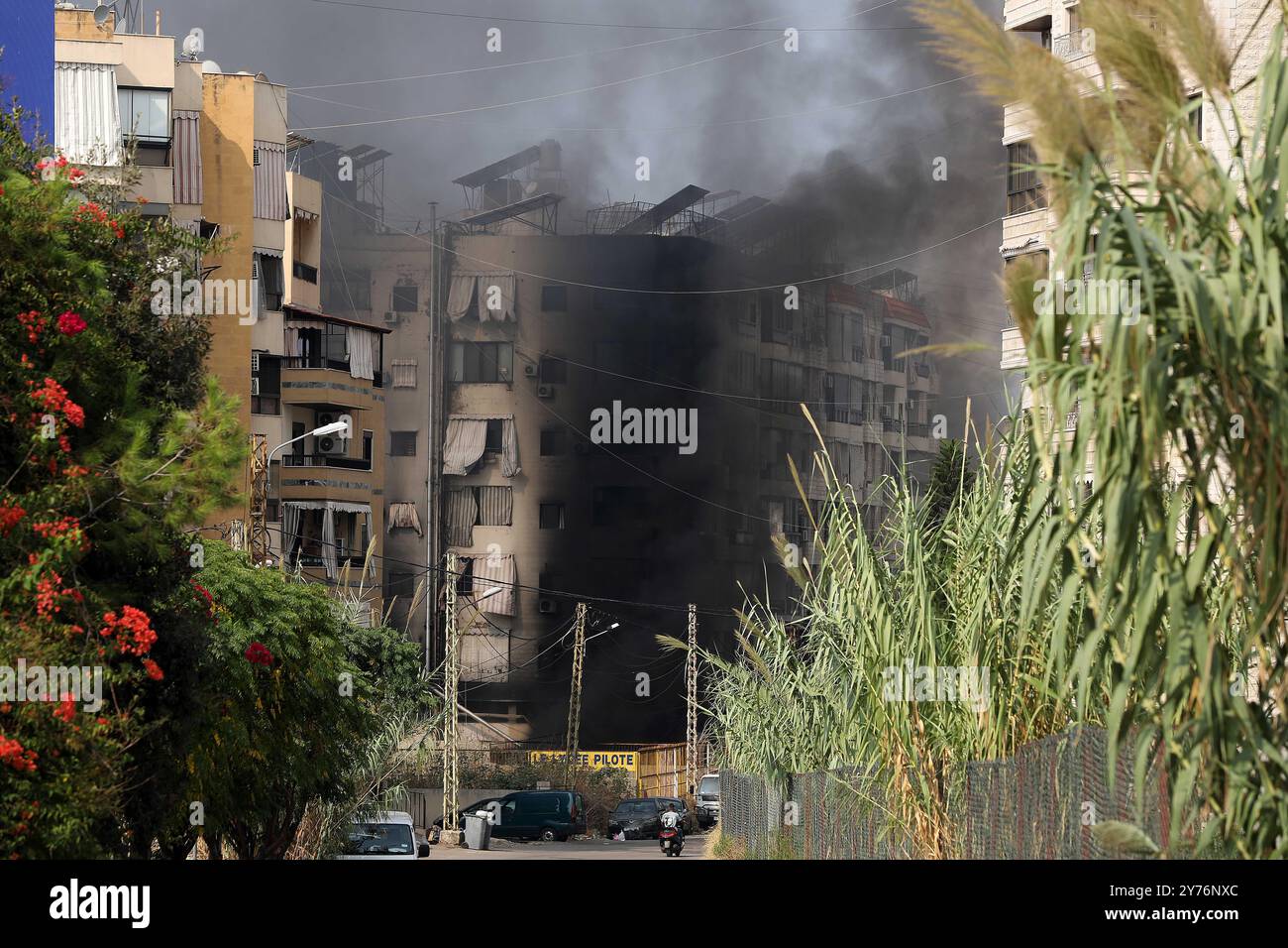 Beirut, Libano. 28 settembre 2024. Questa foto mostra un edificio danneggiato dopo gli attacchi aerei israeliani nei sobborghi meridionali di Beirut, Libano, 28 settembre 2024. Crediti: Bilal Jawich/Xinhua/Alamy Live News Foto Stock