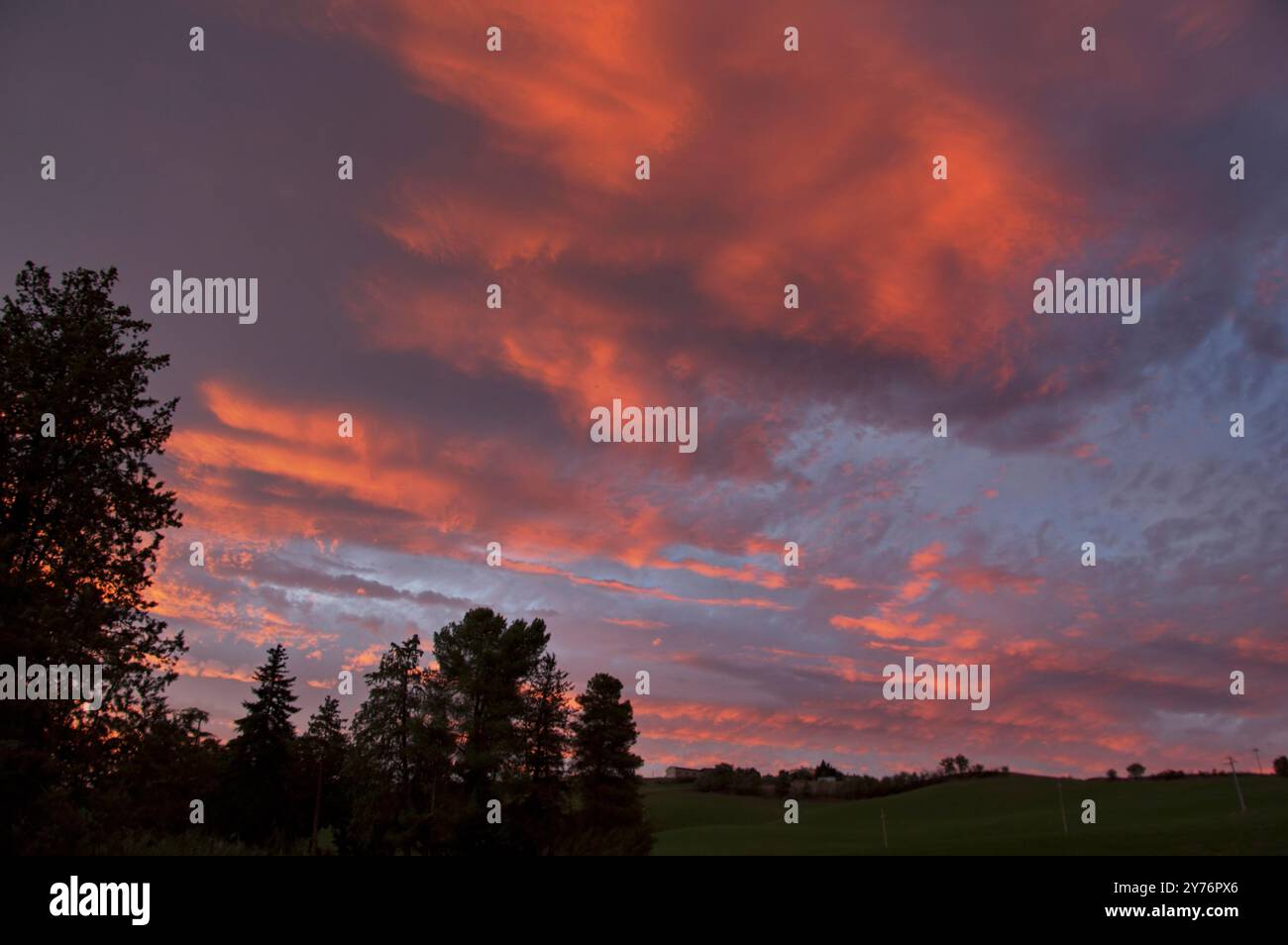 Tramonto rosso fuoco nel Montefeltro Foto Stock