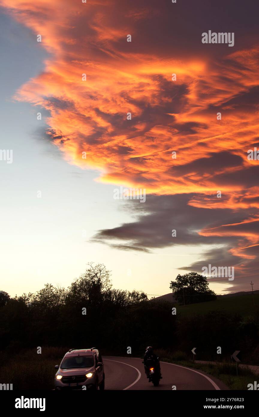 Tramonto rosso fuoco nel Montefeltro Foto Stock