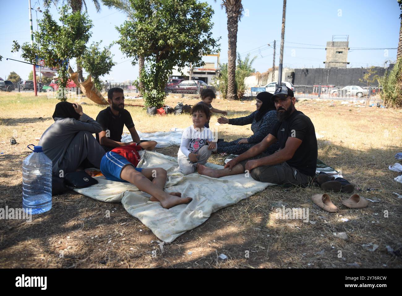 Tripoli. 28 settembre 2024. Questa foto scattata il 28 settembre 2024 mostra gli sfollati dai sobborghi meridionali di Beirut a causa di attacchi aerei israeliani a Tripoli, Libano. Crediti: Khaled Habashiti/Xinhua/Alamy Live News Foto Stock