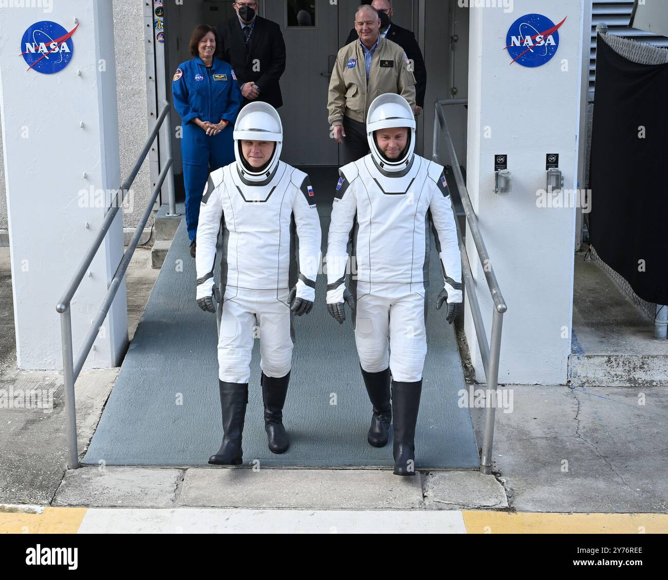 L'astronauta della NASA Nick Hague (r) e il cosmonauta Roscosmos Aleksandr Gorbunov usciranno dall'Operations and Checkout Building al Kennedy Space Center, Florida, sabato 28 settembre 2024. L'Aia e Gorbunov si lanceranno alla stazione spaziale Internazionale. Foto di Joe Marino/UPI credito: UPI/Alamy Live News Foto Stock